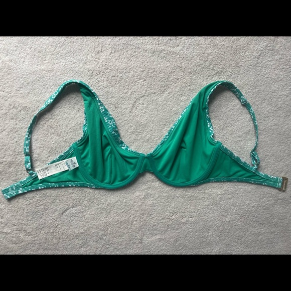 Curvy High Apex Ribbed Underwire Bikini Top / Hollister / Small - Picture 2 of 4